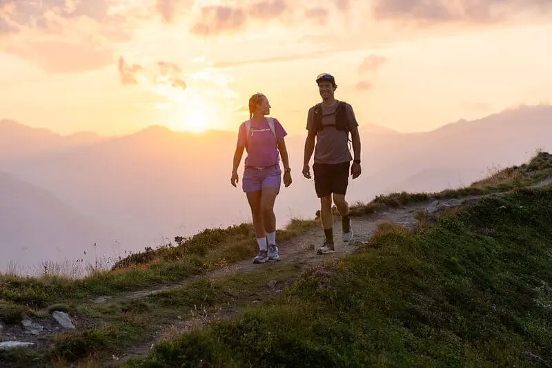 Wanderhotel Zillertal mit Panorama-Wanderung bei Sonnenuntergang in den Zillertaler Alpen